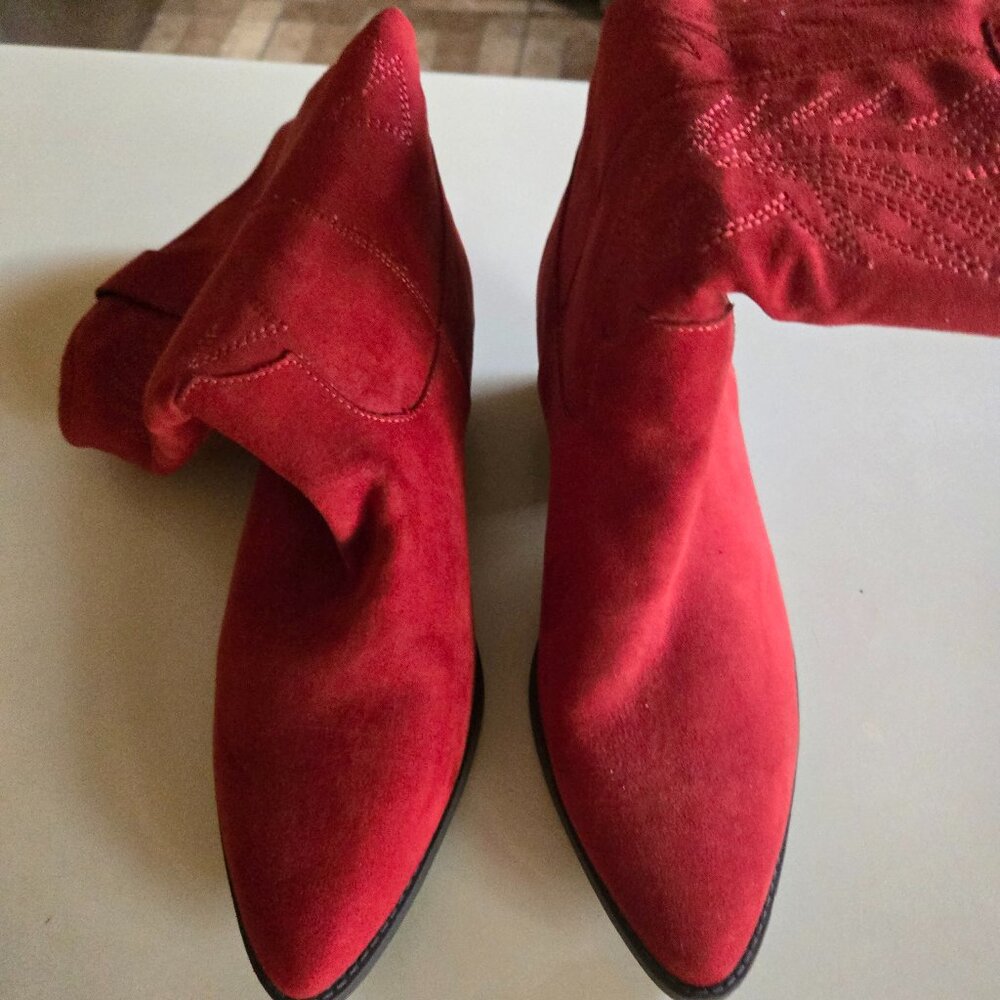 Red suede Wonderly boots size 8, New never worn